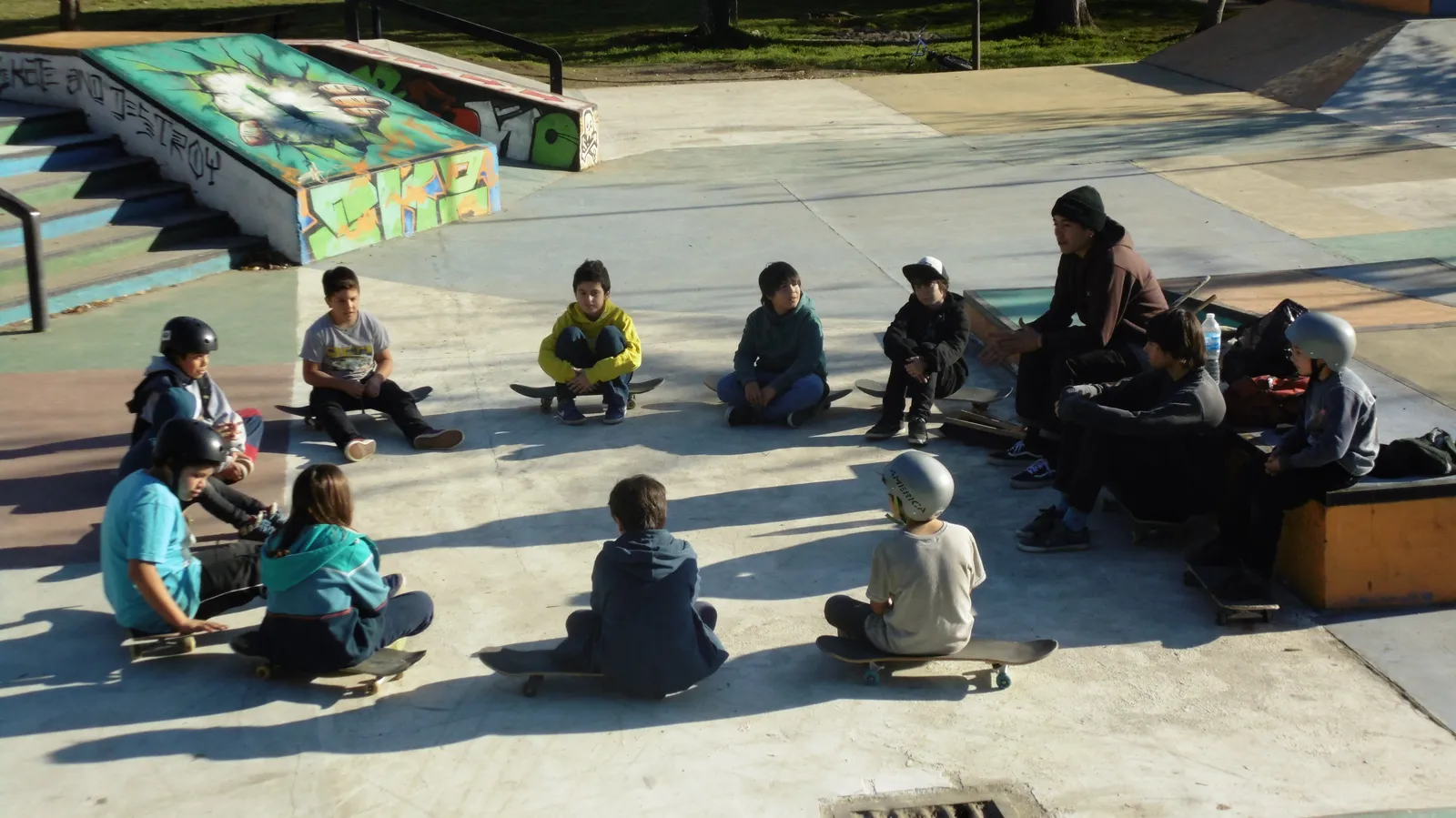 Clase de skate en ronda en el skatepark