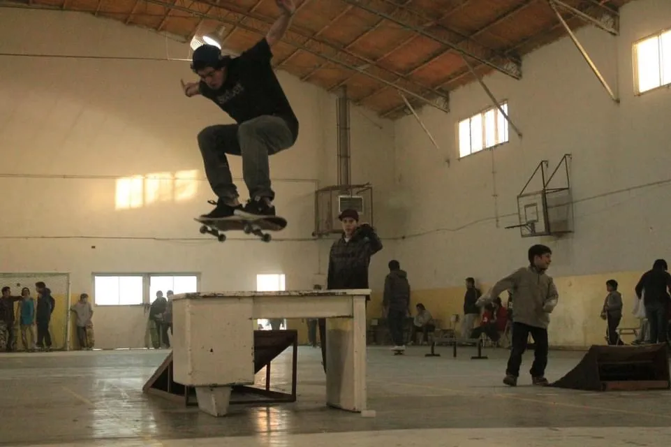 Ollie sobre un banco en una sesión bajo techo